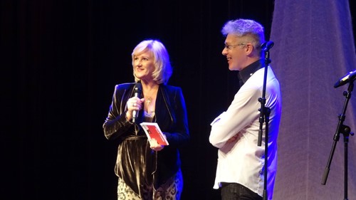 Tineke Schouten met het eerste exemplaar van Rops debuutbundel